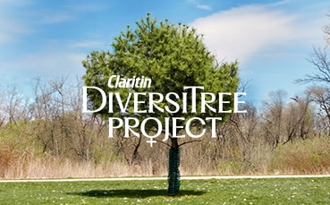 Logotipo de Claritin® DiversiTree delante de un frondoso árbol verde